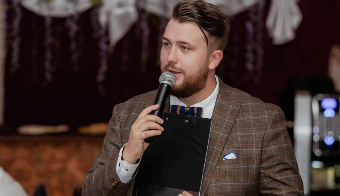 karolis su mikrafonu